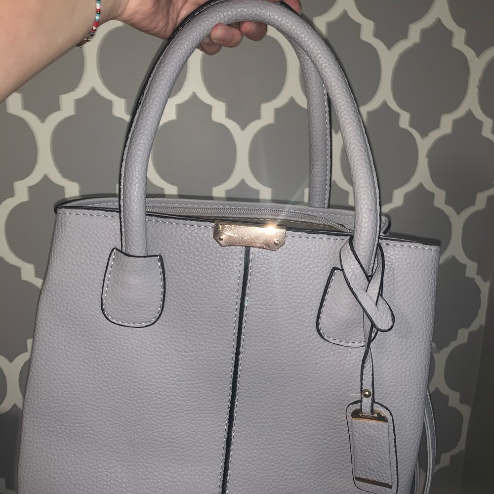Grey bag! 🐚 - Picture 2 of 3